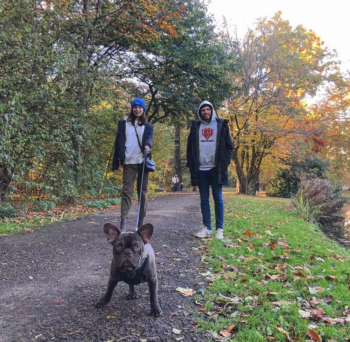 Mauro, el bulldog francés de Irene, de paseo otoñal